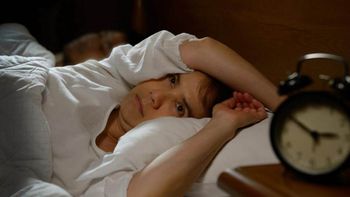 ¿que significa despertarse varias veces en la madrugada? la explicacion de la psicologia