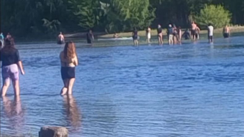 Todo ocurrió en una zona que no está habilitada para nadar. Foto gentileza AN Allen. | LMCipolletti.com Todo ocurrió en una zona que no está habilitada para nadar. Foto gentileza AN Allen.