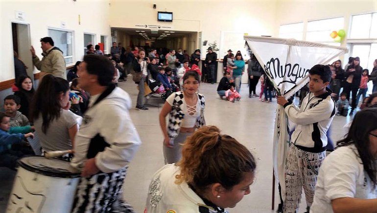 Los mas chicos festejaron en el hospital con una murga, pelotero y la visita de los perros de la Brigada