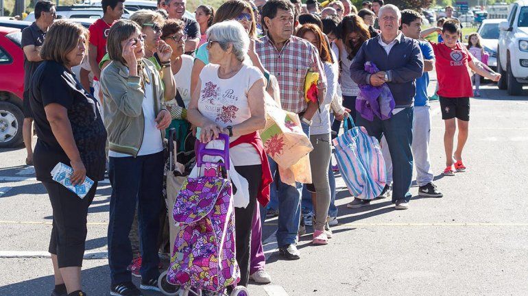 El frutazo reunió a decenas de personas en apoyo a los productores