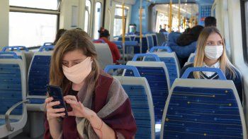 Los especialistas sostienen que el barbijo y otras medidas preventivas son claves para evitar los contagios de Covid-19.