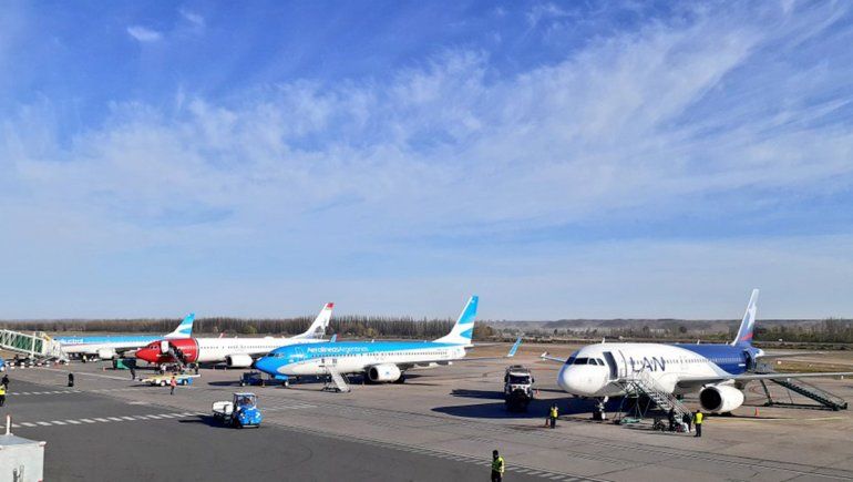 Prorrogan la suspensión de vuelos y micros hasta fin de mes