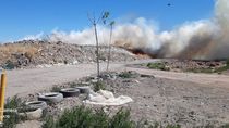 el municipio extinguio el fuego y el humo del basural