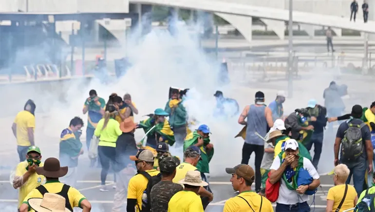 El 8 de enero de 2023 más de 1400 personas asaltaron la plaza de los Tres Poderes en Brasilia, capital de Brasil.
