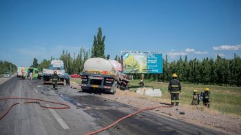 un camion embistio a otro en la ruta 22 y uno de los conductores quedo atrapado