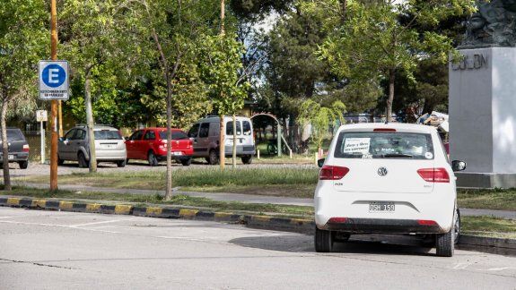 En la calle Fernández Oro se instaló señalización para estacionar en paralelo, pero todavía los automovilistas siguen usando la modalidad en 45 grados.