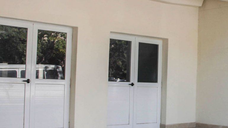 Nene atrapado entre la puerta y las rejas del jardín de La Paz