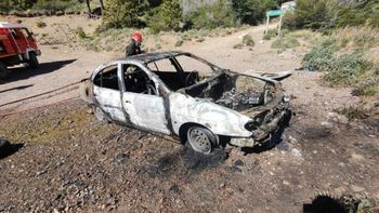 Esquel: el Renault Megane destruido por el incendio en la Curva de los Guanacos.