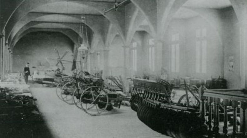 Máquinas textiles al interior de una habitación del edificio de la Compañía Chileno- Argentina de Puerto Montt. (Foto: 1907) | LMCipolletti.com Máquinas textiles al interior de una habitación del edificio de la Compañía Chileno- Argentina de Puerto Montt. (Foto: 1907)