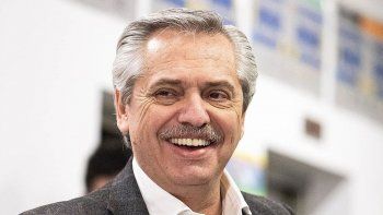 alberto desayuno con amigos y paseo a su perro antes de votar