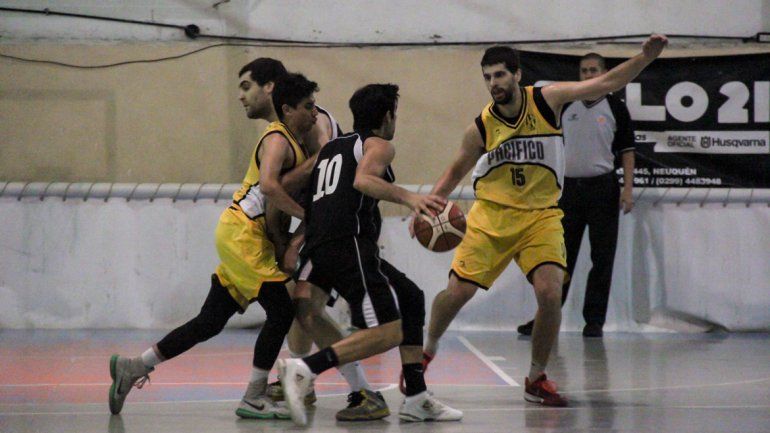 Farías saliendo de la cortina de Messina. El experimentado&nbsp;jugador anotó 17 puntos en su debut en el Albinegro.