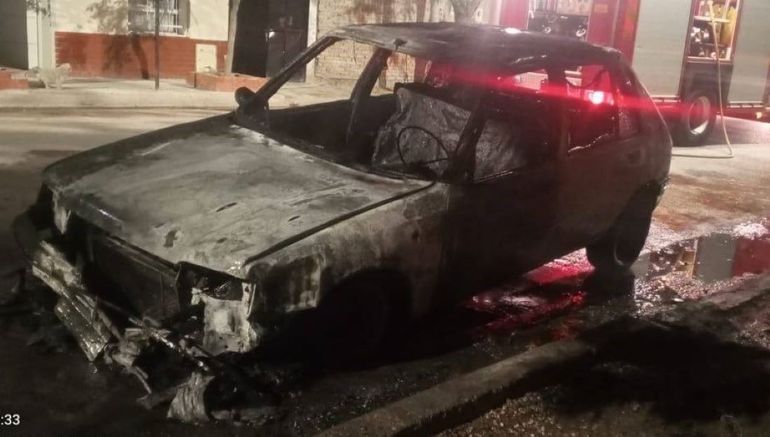 El Peugeot quedó destruido por el incendio. Investigan como se iniciaron las llamas. 