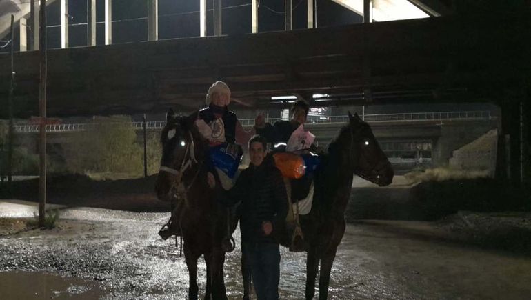 El video de los paisanos que reparten tortas fritas en zonas inundadas