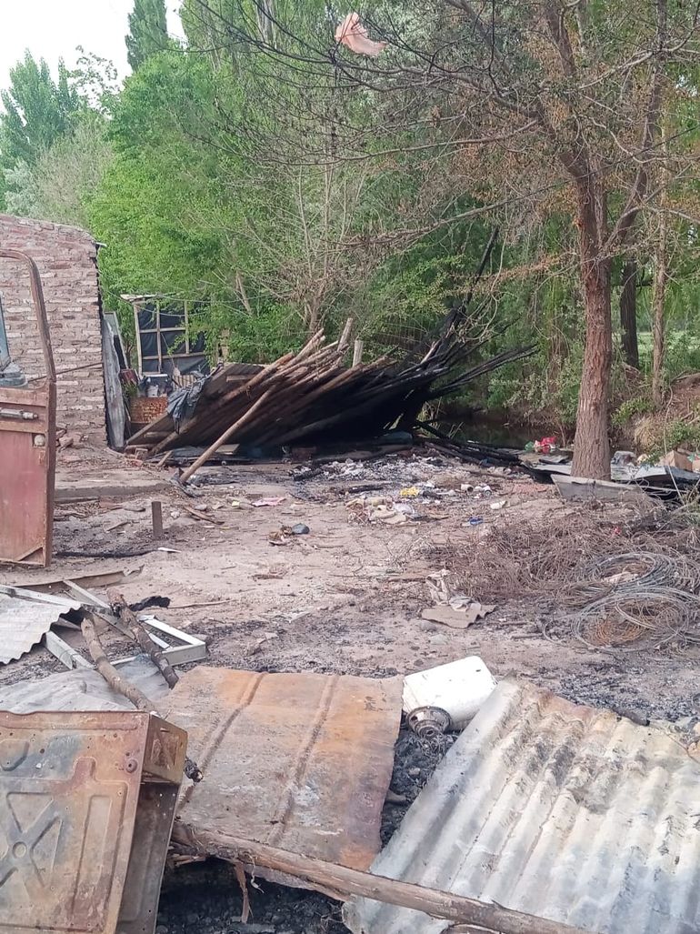 Un incendio arrasó una precaria casilla en la toma de las vías de Ferri. El fuego no perdonó tampoco a un destartalado colectivo que se hallaba junto a la precaria vivienda.