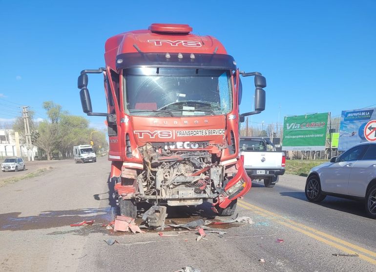 Choque de camiones complicó el tránsito en la Ruta 22