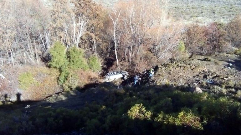 La camioneta cayó más de 50 metros por el barranco.