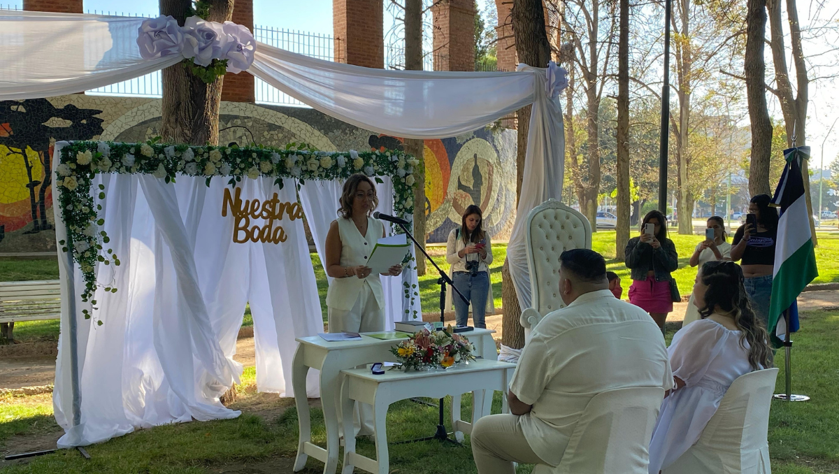 Horacio y Lucrecia, una de las parejas que dieron el sí frente a una multitud en el Parque Rosauer el año pasado.&nbsp;