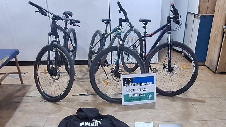 La policía de Fernández Oro secuestró bicicletas en la casa vecina allanada. Los daminficados reconocieron uno de los rodados.&nbsp;