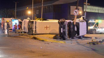 ambulancia protagonizo impactante accidente en neuquen ambulancia protagonizo impactante accidente en neuquen