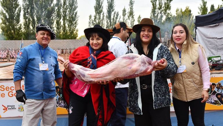 Una tremenda competencia de mujeres asadoras se realiza en Rincón de los Sauces.
