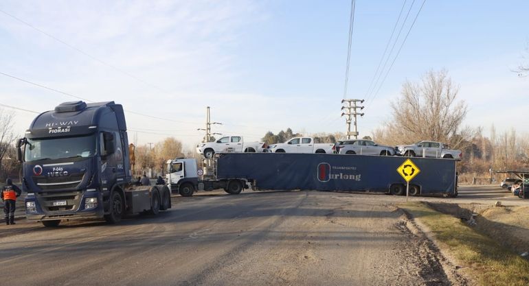 El camión quedó atascado en el desnivel de la Ruta 151. El primer tramo de la senda