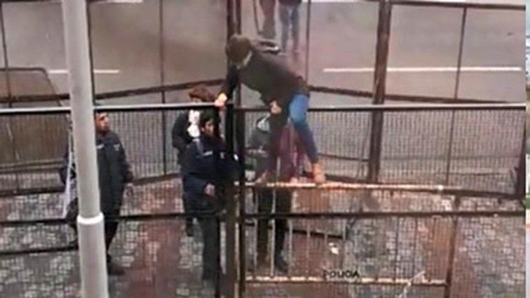 Mirá cómo una concejal neuquina tuvo que saltar la reja para entrar a la sesión