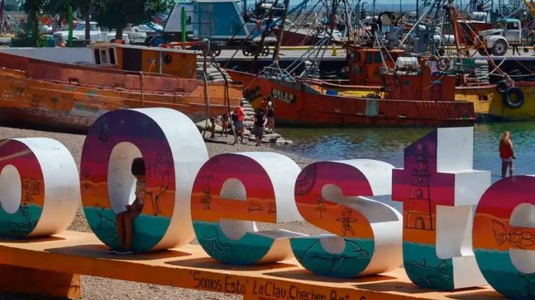 Stella tiene su localcito cerca del muelle, en el Puerto de San Antonio. Stella tiene su localcito cerca del muelle, en el Puerto de San Antonio.