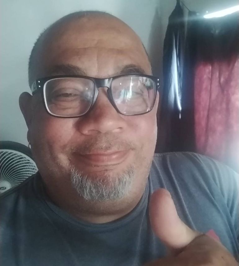 Javier, un laburante venezolano en Cipolletti. Pasó del delivery al Uber.