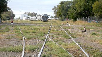 La mujer denunció que el hombre la llevó al predio del ferrocarril y la violó. Él dijo que fue una relación consentida, y la Justicia le dio la razón. La mujer denunció que el hombre la llevó al predio del ferrocarril y la violó. Él dijo que fue una relación consentida, y la Justicia le dio la razón.