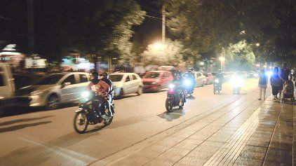 Las motos y autos circulan con escapes libres y música a todo volumen.