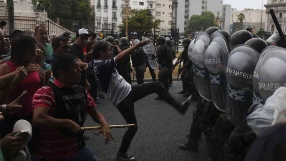 Violentos enfrentamientos entre la Policía y manifestantes 