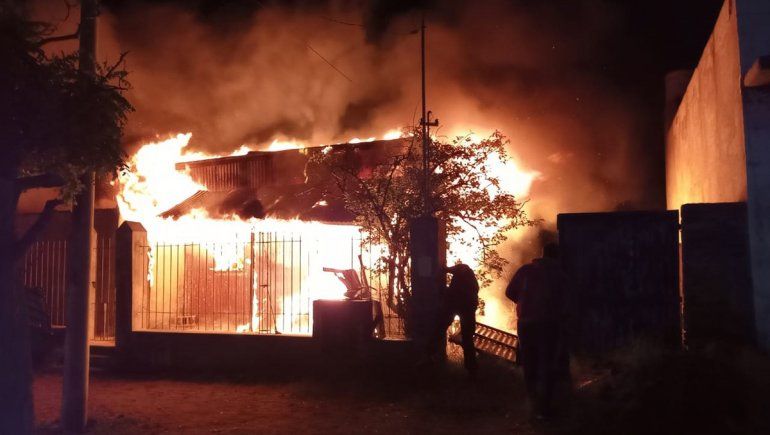 Dramático: policías rescataron a tres mujeres de una casa en llamas