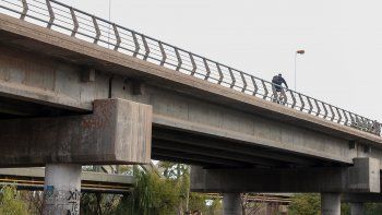 inseguridad en el puente: le roban la bici a universitario