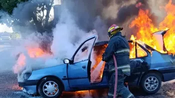 El vehículo Renault ardió en llamas minutos después de las 8.00 am.  El vehículo Renault ardió en llamas minutos después de las 8.00 am.