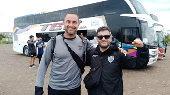 Germán Alecha y todos los pasajeros de los dos micros varados recuperaron la sonrisa y ya están en viaje. Germán Alecha y todos los pasajeros de los dos micros varados recuperaron la sonrisa y ya están en viaje.