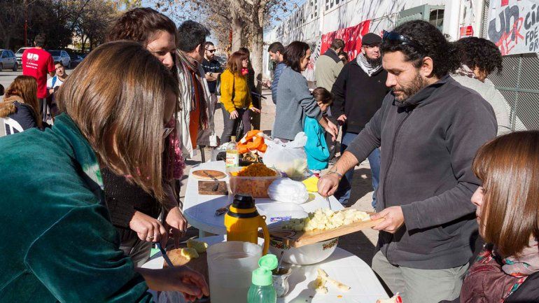 Docentes cipoleños realizaron una olla popular frente al Consejo Escolar.