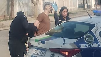 El sospechoso fue atrapado en el interior de una vivienda de Cipolletti. Creen que ingresó a través de los techos de propiedades vecinas. 