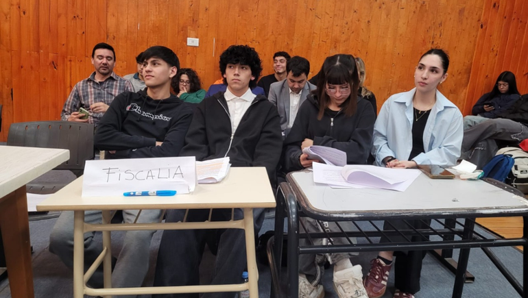 Estudiantes de las escuelas secundarias 17 y 89 de Cipolletti participaron del simulacro y debate.
