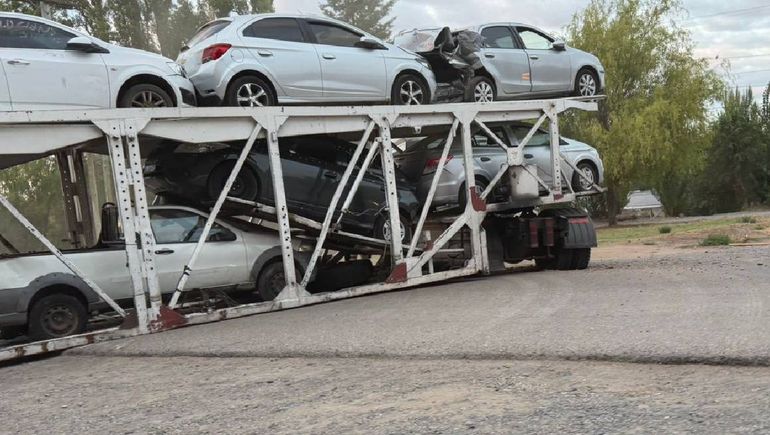 El camión quedó apoyado sobre el chasis y quedó atrapado bloqueando el tránsito por Ruta 69.
