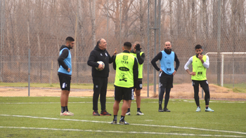 Bonjour con sus jugadores en el entrenamiento del jueves. Fotos: Antonio Spagnuolo