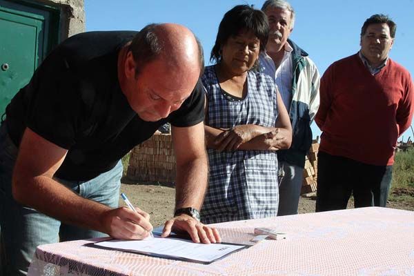 El barrio de “Maruca” ya tiene luz en Allen