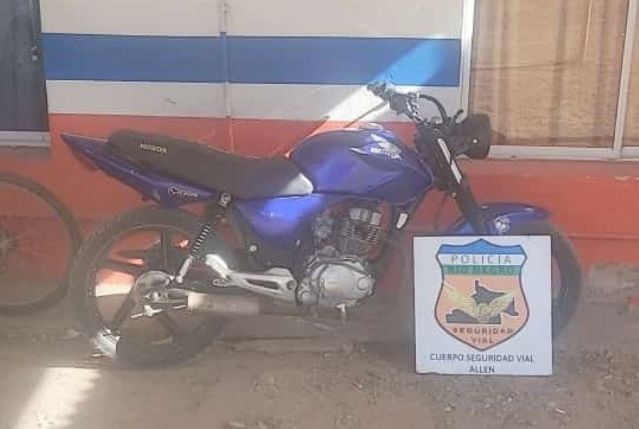 La moto robada en Cipolletti la ofrecían en el Face. Un amigo del dueño se contactó con el vendedor y alertó a la Policía. Pactaron un encuentro en la Ruta 22, cerca de Allen, donde lo atraparon.&nbsp;