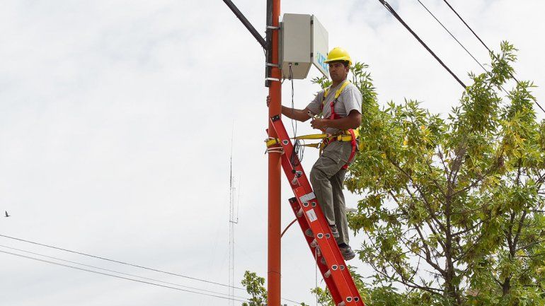 Operarios de la empresa de Altec están colocando las nuevas cámaras en las calles cipoleñas
