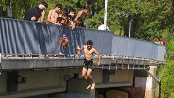 incitado por su papa, se tiro desde el puente y termino con fractura de pomulo y cervicales