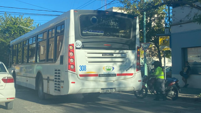 En 9 de Julio y Belgrano, un colectivo de la empresa Pehuenche impactó con un Fiat Uno. 