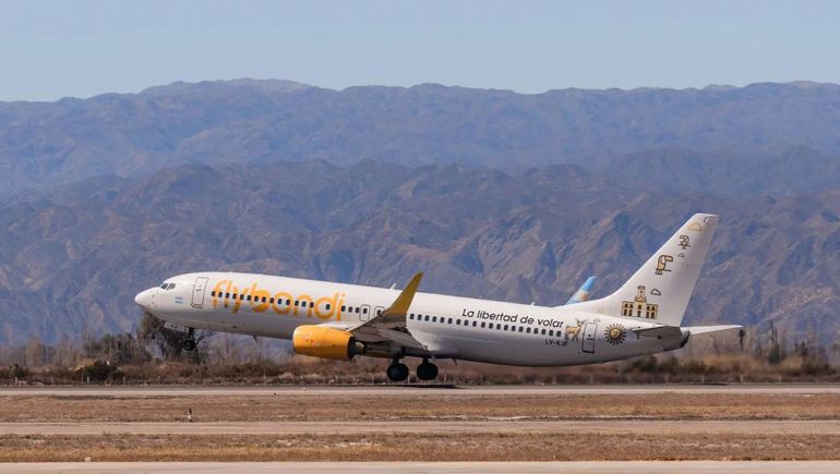 R&iacute;o Negro mult&oacute; por m&aacute;s de $100 millones a Flybondi y llama a pasajeros con vuelos cancelados a que denuncien.