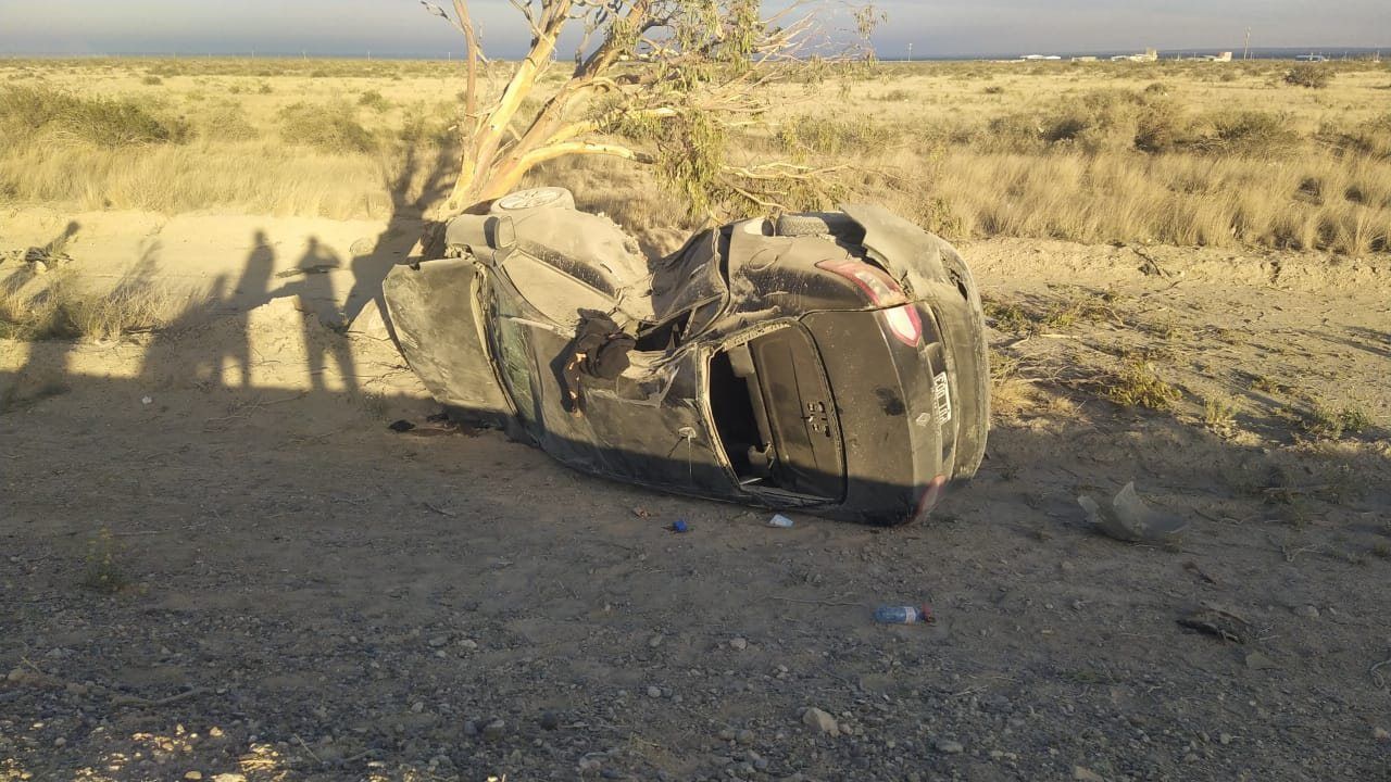 El Renault quedó con su lateral derecho completamente destruído, producto del impacto contra el árbol.