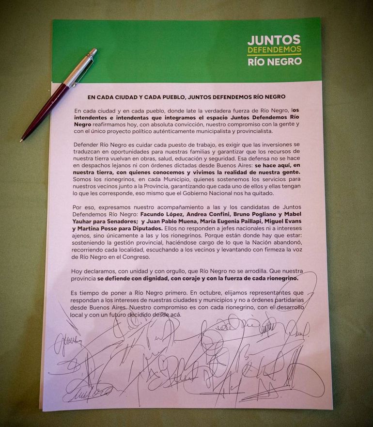 "En cada ciudad y en cada pueblo, Juntos Defendemos R&iacute;o Negro", el mensaje. Firmas en se&ntilde;al de apoyo al proyecto.&nbsp;