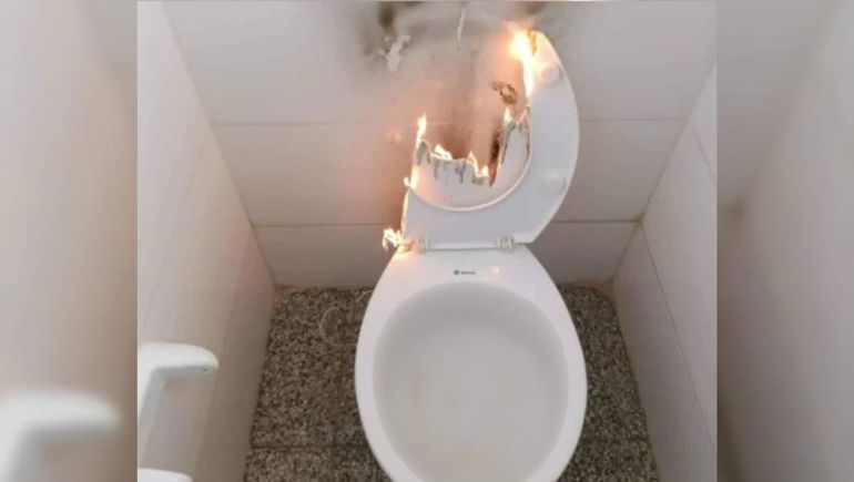 Estudiantes de la ESRN 21° prendieron fuego un inodoro en pleno horario de clases.&nbsp;