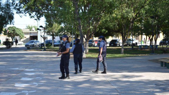 El día después del hecho la policía hizo pericias en la plaza donde ocurrieron los hechos, frente a la Comisaría.&nbsp;
